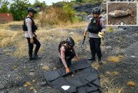 Tim Komposit Detasemen Gegana Satuan Brimob Polda Sulawesi Utara berhasil menangani dan memusnahkan mortir yang ditemukan warga di lahan milik masyarakat di Jalan Sea, Kecamatan Malalayang, Kota Manado.