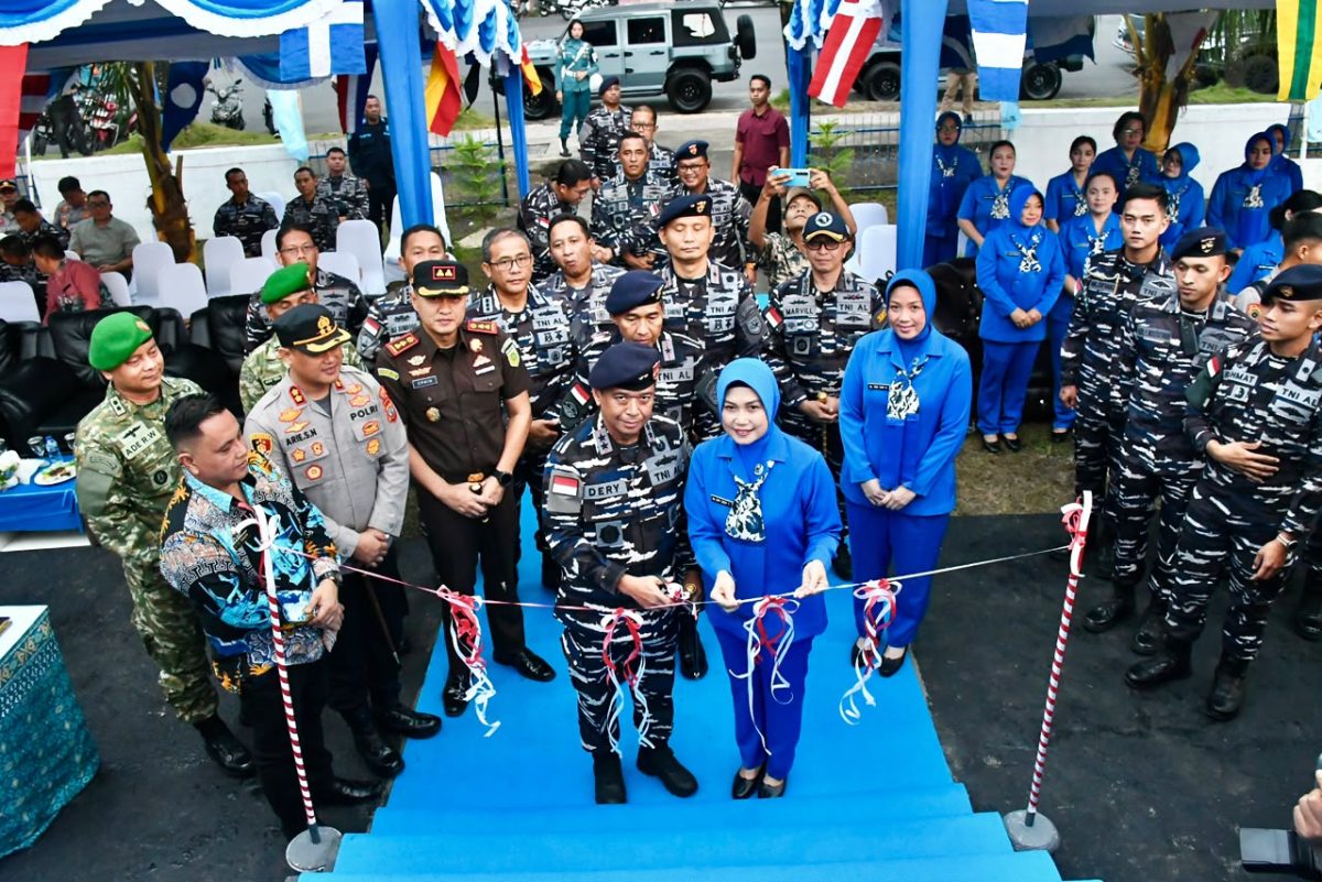 Kawasan Monumen Pahlawan Samudera di Kota Bitung diresmikan Dankodaeral VIII Laksda TNI Dery Triesananto Suhendi, S.E., M.Tr.Opsla., didampingi Ketua Daerah Kodaeral VIII Gabungan Jalasenastri Koarmada RI, Ny. Emy Dery T.S., di Jalan Yos Sudarso, Kecamatan Maesa, Jumat 24/7. (ist)