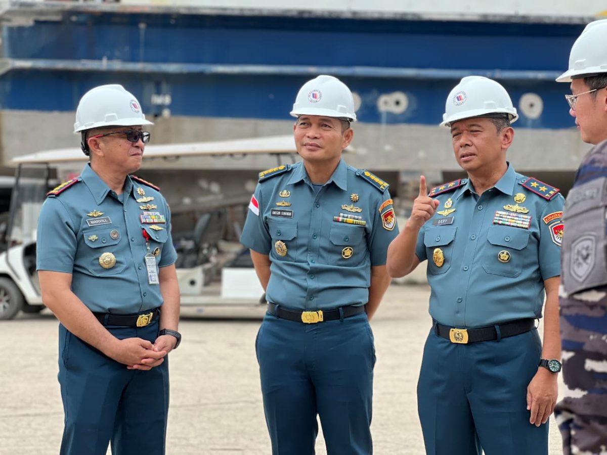 Dankodaeral VIII Laksda TNI Dery Triesananto Suhendi, S.E., M.Tr.Opsla., meninjau proses refurbishment KRI Pandrong-801 di Galangan PT Palindo Marine, Batam, Minggu (26/7/2026).