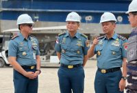 Dankodaeral VIII Laksda TNI Dery Triesananto Suhendi, S.E., M.Tr.Opsla., meninjau proses refurbishment KRI Pandrong-801 di Galangan PT Palindo Marine, Batam, Minggu (26/7/2026).