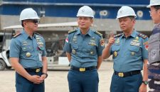 Dankodaeral VIII Laksda TNI Dery Triesananto Suhendi, S.E., M.Tr.Opsla., meninjau proses refurbishment KRI Pandrong-801 di Galangan PT Palindo Marine, Batam, Minggu (26/7/2026).