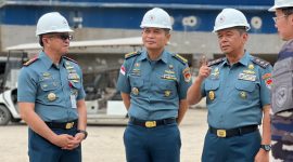 Dankodaeral VIII Laksda TNI Dery Triesananto Suhendi, S.E., M.Tr.Opsla., meninjau proses refurbishment KRI Pandrong-801 di Galangan PT Palindo Marine, Batam, Minggu (26/7/2026).