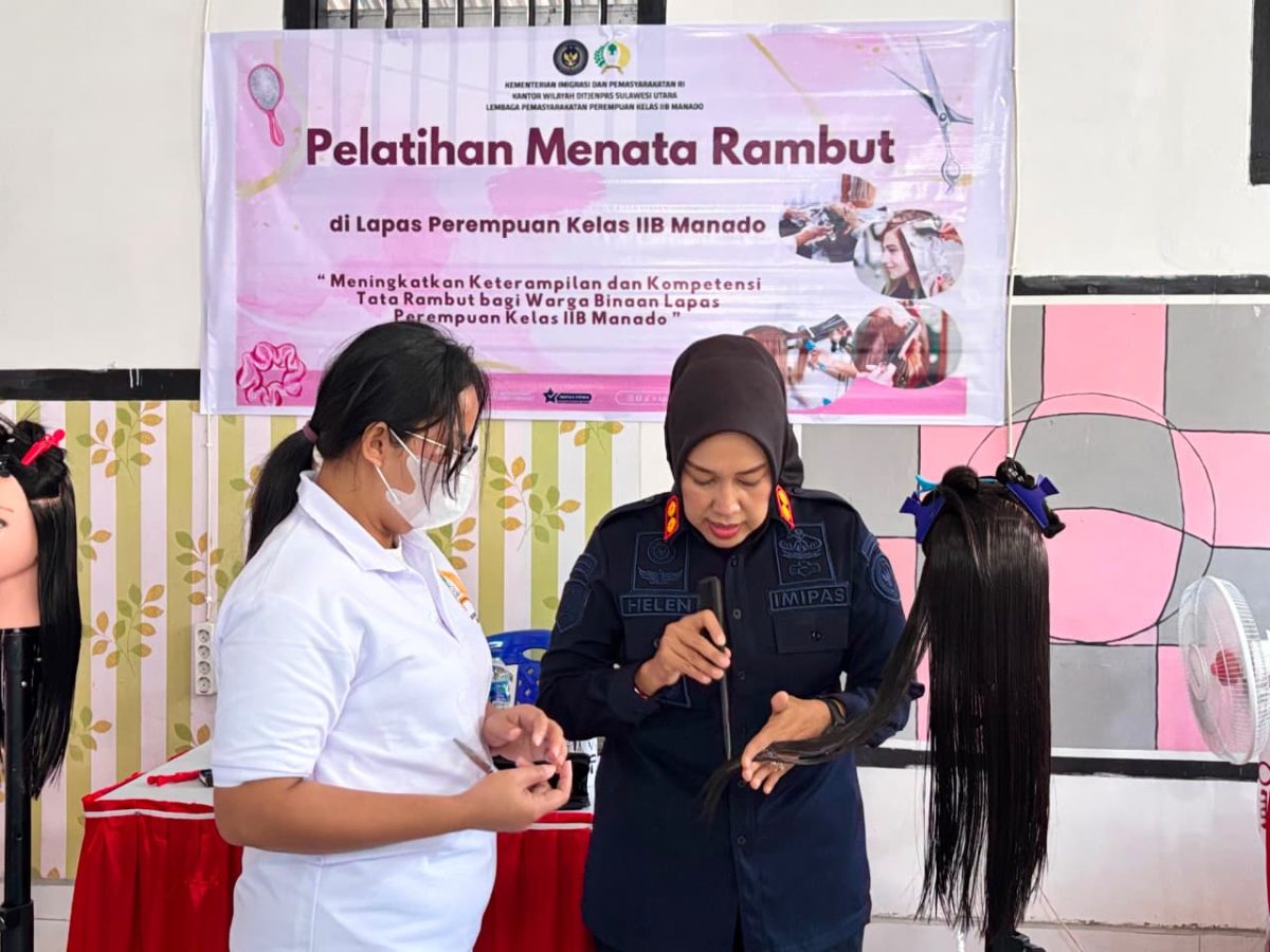 Lembaga Pemasyarakatan (Lapas) Perempuan Kelas IIB Manado terus memperkuat program pembinaan kemandirian bagi warga binaan melalui pelatihan keterampilan tata rambut.