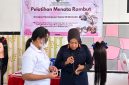 Lembaga Pemasyarakatan (Lapas) Perempuan Kelas IIB Manado terus memperkuat program pembinaan kemandirian bagi warga binaan melalui pelatihan keterampilan tata rambut.