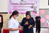 Lembaga Pemasyarakatan (Lapas) Perempuan Kelas IIB Manado terus memperkuat program pembinaan kemandirian bagi warga binaan melalui pelatihan keterampilan tata rambut.