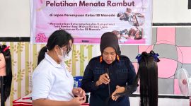 Lembaga Pemasyarakatan (Lapas) Perempuan Kelas IIB Manado terus memperkuat program pembinaan kemandirian bagi warga binaan melalui pelatihan keterampilan tata rambut.