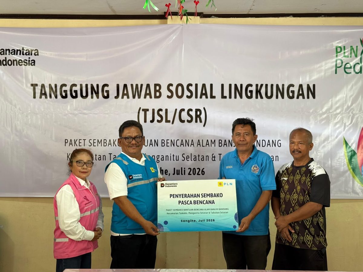 General Manager PLN UID Sulawesi Utara, Sulawesi Tengah, dan Gorontalo (Suluttenggo), Usman Bangun menyalurkan 215 paket sembako kepada warga terdampak banjir bandang dan tanah longsor di Desa Binala, Kecamatan Tamako, Kabupaten Kepulauan Sangihe.