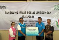 General Manager PLN UID Sulawesi Utara, Sulawesi Tengah, dan Gorontalo (Suluttenggo), Usman Bangun menyalurkan 215 paket sembako kepada warga terdampak banjir bandang dan tanah longsor di Desa Binala, Kecamatan Tamako, Kabupaten Kepulauan Sangihe.