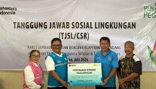 General Manager PLN UID Sulawesi Utara, Sulawesi Tengah, dan Gorontalo (Suluttenggo), Usman Bangun menyalurkan 215 paket sembako kepada warga terdampak banjir bandang dan tanah longsor di Desa Binala, Kecamatan Tamako, Kabupaten Kepulauan Sangihe.