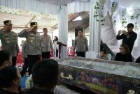 Kapolda Sulut Irjen Pol Roycke Harry Langie mengunjungi rumah duka Briptu Excel Mamuli di Desa Kakas, Kabupaten Minahasa, Kamis (2/7/2026).