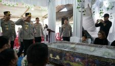 Kapolda Sulut Irjen Pol Roycke Harry Langie mengunjungi rumah duka Briptu Excel Mamuli di Desa Kakas, Kabupaten Minahasa, Kamis (2/7/2026).
