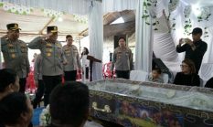 Kapolda Sulut Beri Penghormatan Terakhir untuk Alm Briptu Excel Mamuli