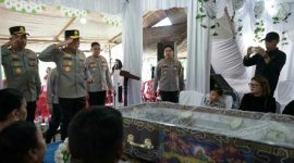 Kapolda Sulut Irjen Pol Roycke Harry Langie mengunjungi rumah duka Briptu Excel Mamuli di Desa Kakas, Kabupaten Minahasa, Kamis (2/7/2026).