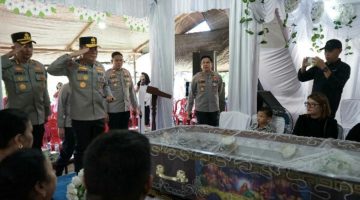 Kapolda Sulut Irjen Pol Roycke Harry Langie mengunjungi rumah duka Briptu Excel Mamuli di Desa Kakas, Kabupaten Minahasa, Kamis (2/7/2026).