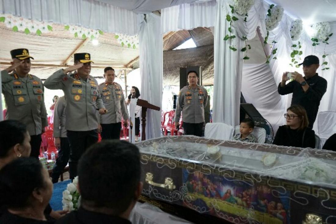 Kapolda Sulut Irjen Pol Roycke Harry Langie mengunjungi rumah duka Briptu Excel Mamuli di Desa Kakas, Kabupaten Minahasa, Kamis (2/7/2026).