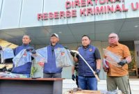 Polda Sulut  membongkar praktik pembuatan dan penjualan senjata tajam ilegal di Kabupaten Minahasa Utara.