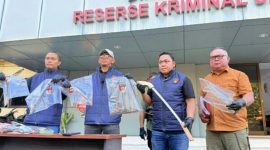 Polda Sulut  membongkar praktik pembuatan dan penjualan senjata tajam ilegal di Kabupaten Minahasa Utara.