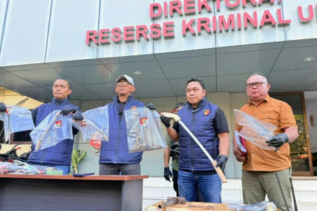 Polda Sulut membongkar praktik pembuatan dan penjualan senjata tajam ilegal di Kabupaten Minahasa Utara.