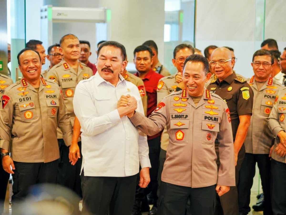 Kapolri Jenderal Polisi Drs. Listyo Sigit Prabowo, M.Si., bersama Jaksa Agung Republik Indonesia Prof. Dr. H. Sanitiar Burhanuddin, S.H., M.M., memperkuat sinergi dan soliditas antarpenegak hukum melalui pertemuan yang digelar di Gedung Kejaksaan Agung RI, Jakarta Selatan, Senin (13/7/2026).