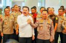 Kapolri Jenderal Polisi Drs. Listyo Sigit Prabowo, M.Si., bersama Jaksa Agung Republik Indonesia Prof. Dr. H. Sanitiar Burhanuddin, S.H., M.M., memperkuat sinergi dan soliditas antarpenegak hukum melalui pertemuan yang digelar di Gedung Kejaksaan Agung RI, Jakarta Selatan, Senin (13/7/2026).
