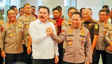 Kapolri Jenderal Polisi Drs. Listyo Sigit Prabowo, M.Si., bersama Jaksa Agung Republik Indonesia Prof. Dr. H. Sanitiar Burhanuddin, S.H., M.M., memperkuat sinergi dan soliditas antarpenegak hukum melalui pertemuan yang digelar di Gedung Kejaksaan Agung RI, Jakarta Selatan, Senin (13/7/2026).