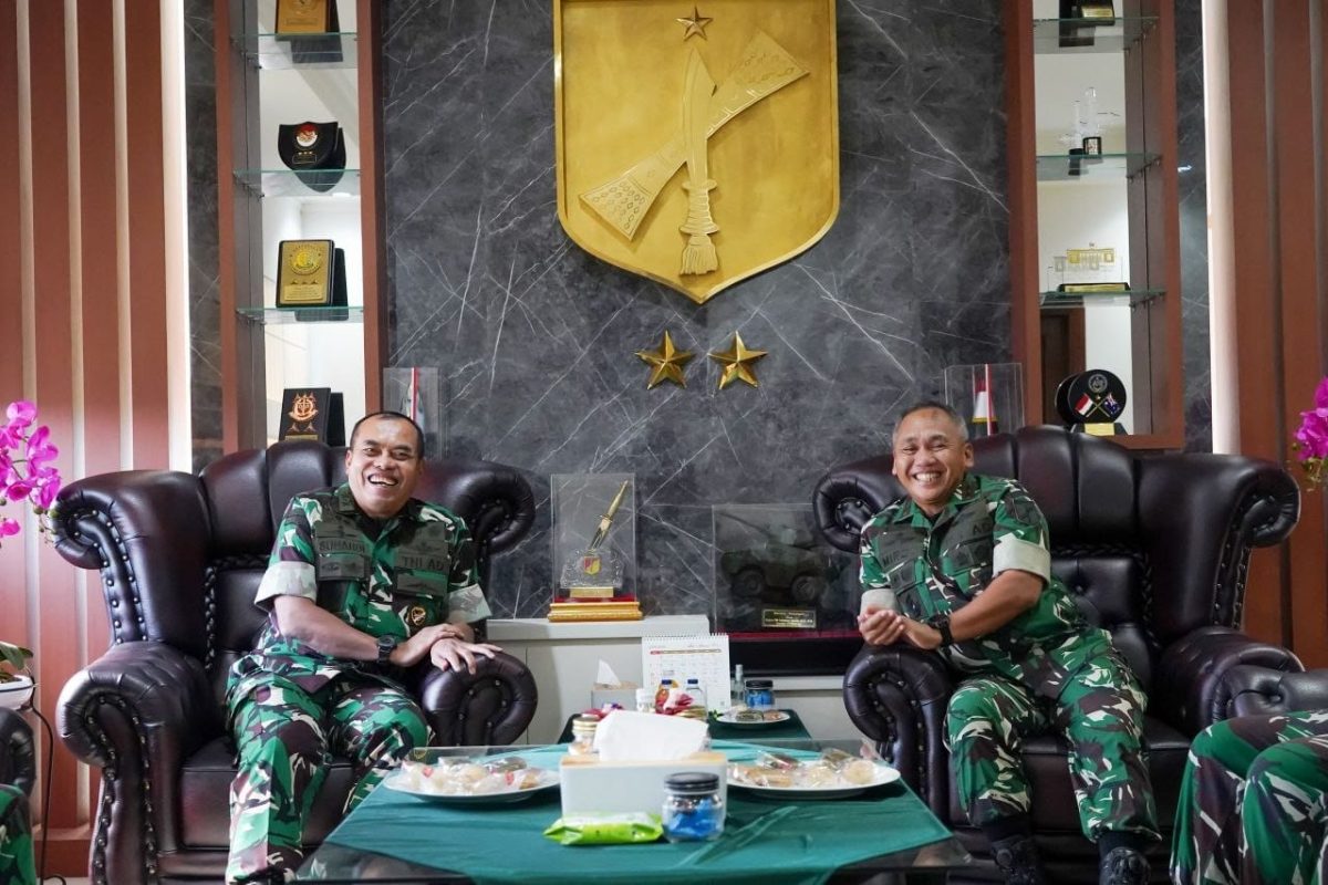 Pangdam XIII/Merdeka Mayjen TNI Mirza Agus menerima audiensi Wakil Kepala Staf Teritorial (Wakaster) TNI Mayjen TNI Suhardi bersama rombongan di Markas Kodam XIII/Merdeka, Kamis (9/7/2026).