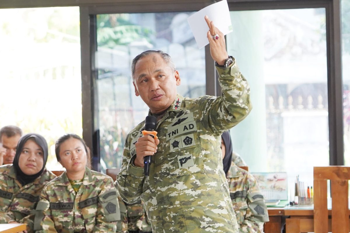Pangdam XIII/Merdeka Mayjen TNI Mirza Agus memberikan pembekalan kepada peserta Sarjana Penggerak Pembangunan Indonesia (SPPI) di Rindam XIII/Merdeka, Tomohon, Rabu (1/7/2026).