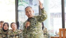 Pangdam XIII/Merdeka Mayjen TNI Mirza Agus memberikan pembekalan kepada peserta Sarjana Penggerak Pembangunan Indonesia (SPPI) di Rindam XIII/Merdeka, Tomohon, Rabu (1/7/2026).