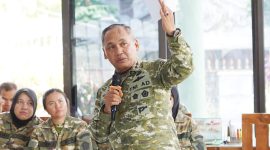 Pangdam XIII/Merdeka Mayjen TNI Mirza Agus memberikan pembekalan kepada peserta Sarjana Penggerak Pembangunan Indonesia (SPPI) di Rindam XIII/Merdeka, Tomohon, Rabu (1/7/2026).