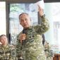 Pangdam XIII/Merdeka Mayjen TNI Mirza Agus memberikan pembekalan kepada peserta Sarjana Penggerak Pembangunan Indonesia (SPPI) di Rindam XIII/Merdeka, Tomohon, Rabu (1/7/2026).