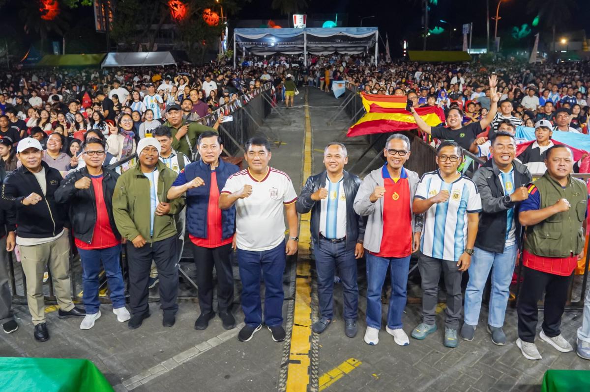 Pangdam XIII/Merdeka Mayjen TNI Mirza Agus, S.I.P., bersama jajaran Forum Koordinasi Pimpinan Daerah (Forkopimda) Provinsi Sulawesi Utara menghadiri kegiatan nonton bareng (nobar) final Piala Dunia 2026 yang digelar di kawasan Megamas, Kota Manado, Senin (20/7/2026) dini hari.