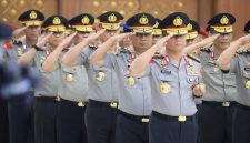 Kapolri Jenderal Pol. Listyo Sigit Prabowo memimpin upacara kenaikan pangkat personel Polri di Mabes Polri, Jakarta, Selasa (30/6/2026).