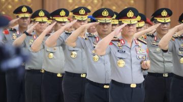 Kapolri Jenderal Pol. Listyo Sigit Prabowo memimpin upacara kenaikan pangkat personel Polri di Mabes Polri, Jakarta, Selasa (30/6/2026).
