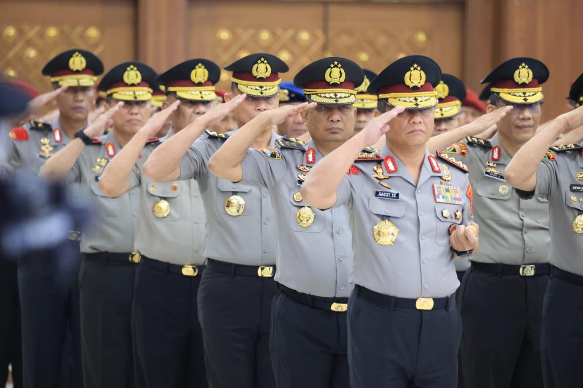 Kapolri Jenderal Pol. Listyo Sigit Prabowo memimpin upacara kenaikan pangkat personel Polri di Mabes Polri, Jakarta, Selasa (30/6/2026).