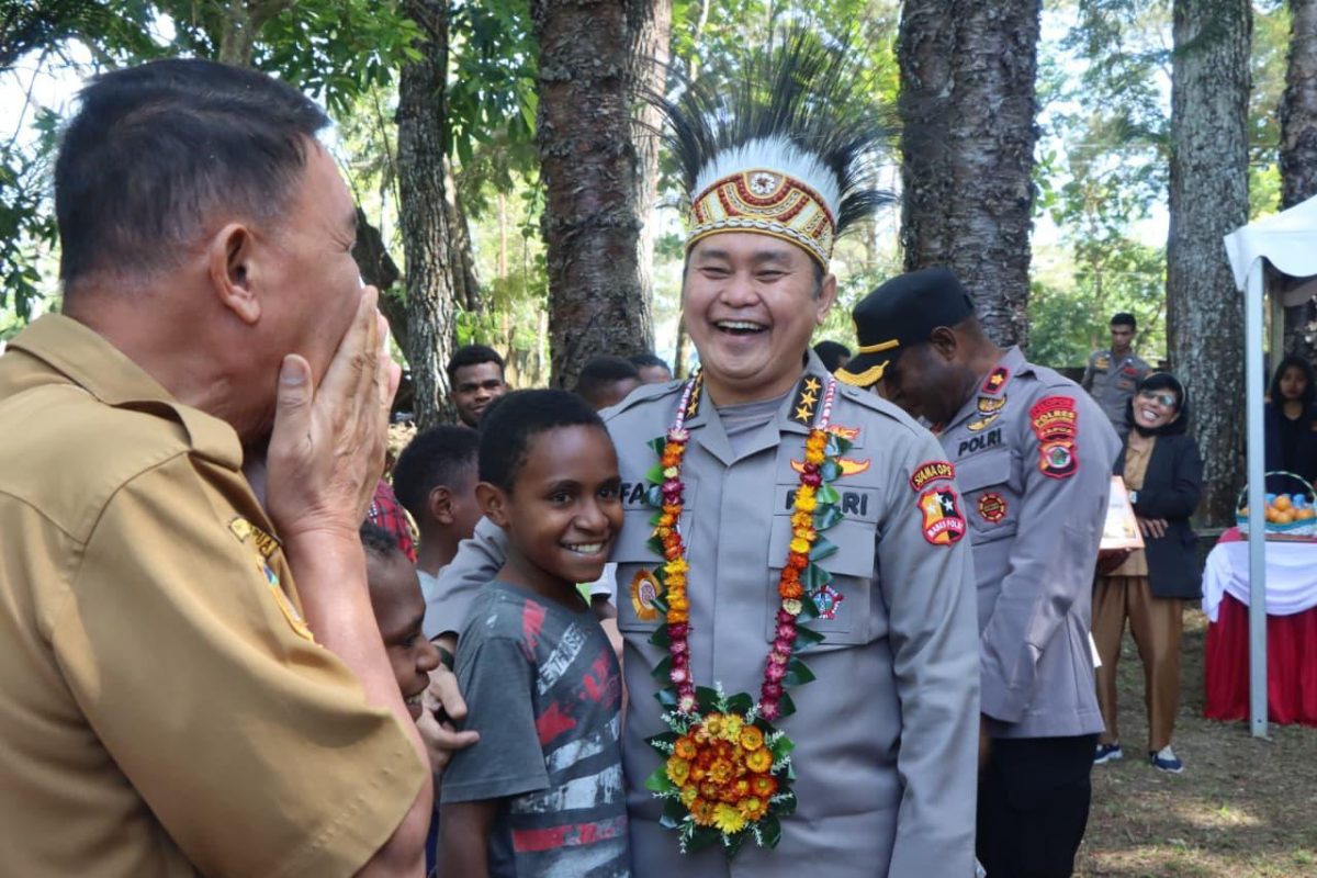 Astamaops Kapolri, Komjen Pol. Dr. Muhammad Fadil Imran, M.Si., mengunjungi Pusat Olah Seni (POS) di Distrik Wesaput, Kabupaten Jayawijaya, Papua Pegunungan, Selasa (14/7/2026).