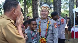 Astamaops Kapolri, Komjen Pol. Dr. Muhammad Fadil Imran, M.Si., mengunjungi Pusat Olah Seni (POS) di Distrik Wesaput, Kabupaten Jayawijaya, Papua Pegunungan, Selasa (14/7/2026).