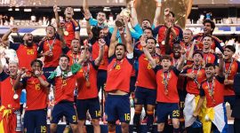 Timnas Spanyol sukses menorehkan sejarah dengan menjuarai Piala Dunia 2026 setelah mengalahkan juara bertahan Argentina dengan skor tipis 1-0 pada partai final yang berlangsung di New York New Jersey Stadium, Senin (20/7/2026) dini hari WIB.