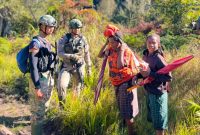 Personel Operasi Damai Cartenz-2026 melaksanakan patroli dialogis sekaligus memberikan layanan kesehatan kepada masyarakat di Distrik Sinak, Kabupaten Puncak, Papua, Selasa (21/7/2026).
