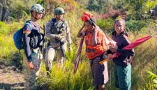 Personel Operasi Damai Cartenz-2026 melaksanakan patroli dialogis sekaligus memberikan layanan kesehatan kepada masyarakat di Distrik Sinak, Kabupaten Puncak, Papua, Selasa (21/7/2026).