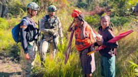 Personel Operasi Damai Cartenz-2026 melaksanakan patroli dialogis sekaligus memberikan layanan kesehatan kepada masyarakat di Distrik Sinak, Kabupaten Puncak, Papua, Selasa (21/7/2026).