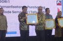 Gubernur Sulawesi Utara Mayjen TNI (Purn) Yulius Selvanus, SE menerima penghargaan dalam pembukaan Indonesia Catalogue Expo and Forum (ICEF) 2026 di Grand Ballroom JIExpo Kemayoran, Jakarta, Kamis 30/7/2026. (ist)