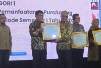Gubernur Sulawesi Utara Mayjen TNI (Purn) Yulius Selvanus, SE menerima penghargaan dalam pembukaan Indonesia Catalogue Expo and Forum (ICEF) 2026 di Grand Ballroom JIExpo Kemayoran, Jakarta, Kamis 30/7/2026. (ist)