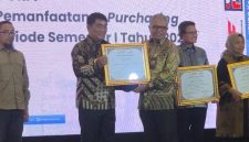 Gubernur Sulawesi Utara Mayjen TNI (Purn) Yulius Selvanus, SE menerima penghargaan dalam pembukaan Indonesia Catalogue Expo and Forum (ICEF) 2026 di Grand Ballroom JIExpo Kemayoran, Jakarta, Kamis 30/7/2026. (ist)