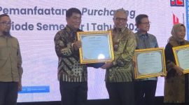 Gubernur Sulawesi Utara Mayjen TNI (Purn) Yulius Selvanus, SE menerima penghargaan dalam pembukaan Indonesia Catalogue Expo and Forum (ICEF) 2026 di Grand Ballroom JIExpo Kemayoran, Jakarta, Kamis 30/7/2026. (ist)