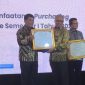 Gubernur Sulawesi Utara Mayjen TNI (Purn) Yulius Selvanus, SE menerima penghargaan dalam pembukaan Indonesia Catalogue Expo and Forum (ICEF) 2026 di Grand Ballroom JIExpo Kemayoran, Jakarta, Kamis 30/7/2026. (ist)