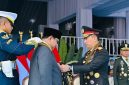 Presiden Prabowo Subianto menerima penganugerahan Medali Keamanan dan Keselamatan Publik (Loka Praja Samrakshana) pada Upacara Peringatan ke-80 Hari Bhayangkara Tahun 2026 yang digelar di Lapangan Satuan Latihan Korps Brigade Mobil (Korbrimob), Cikeas, Kabupaten Bogor, pada Rabu, 1 Juli 2026. Foto: BPMI Setpres/Laily Rachev