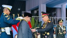 Presiden Prabowo Subianto menerima penganugerahan Medali Keamanan dan Keselamatan Publik (Loka Praja Samrakshana) pada Upacara Peringatan ke-80 Hari Bhayangkara Tahun 2026 yang digelar di Lapangan Satuan Latihan Korps Brigade Mobil (Korbrimob), Cikeas, Kabupaten Bogor, pada Rabu, 1 Juli 2026. Foto: BPMI Setpres/Laily Rachev