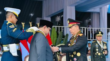 Presiden Prabowo Subianto menerima penganugerahan Medali Keamanan dan Keselamatan Publik (Loka Praja Samrakshana) pada Upacara Peringatan ke-80 Hari Bhayangkara Tahun 2026 yang digelar di Lapangan Satuan Latihan Korps Brigade Mobil (Korbrimob), Cikeas, Kabupaten Bogor, pada Rabu, 1 Juli 2026. Foto: BPMI Setpres/Laily Rachev