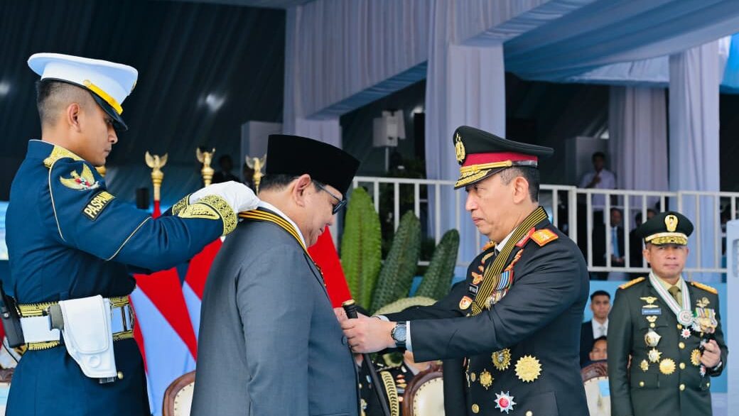 Presiden Prabowo Subianto menerima penganugerahan Medali Keamanan dan Keselamatan Publik (Loka Praja Samrakshana) pada Upacara Peringatan ke-80 Hari Bhayangkara Tahun 2026 yang digelar di Lapangan Satuan Latihan Korps Brigade Mobil (Korbrimob), Cikeas, Kabupaten Bogor, pada Rabu, 1 Juli 2026. Foto: BPMI Setpres/Laily Rachev