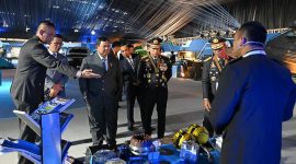 Presiden Prabowo Subianto meninjau Pameran Bhayangkara yang digelar dalam rangka Peringatan ke-80 Hari Bhayangkara Tahun 2026 di Lapangan Satuan Latihan Korbrimob, Cikeas, Kabupaten Bogor, pada Rabu, 1 Juli 2026. Foto: BPMI Setpres/Muchlis Jr